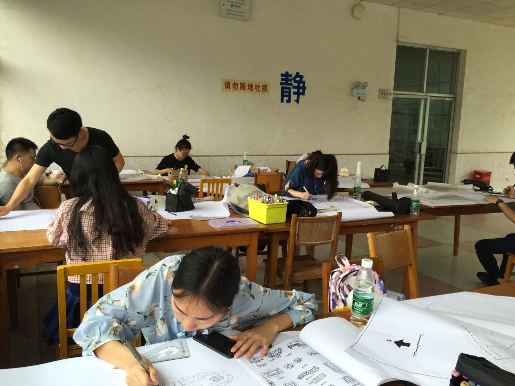 图为图书馆考场同学们在认真画图