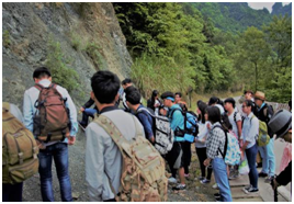贺龙公园岩石沉积层理考察