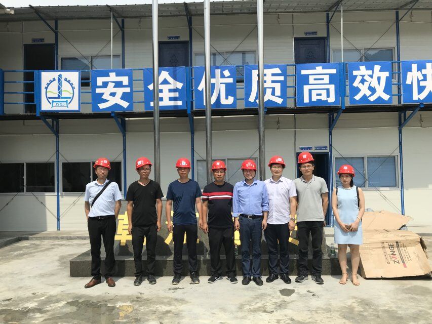 图1 公司领导与学院老师合影