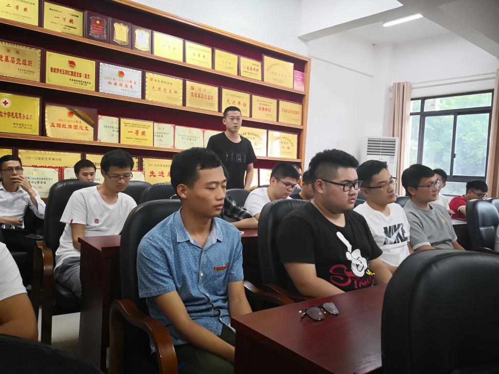 图为与会同学提问